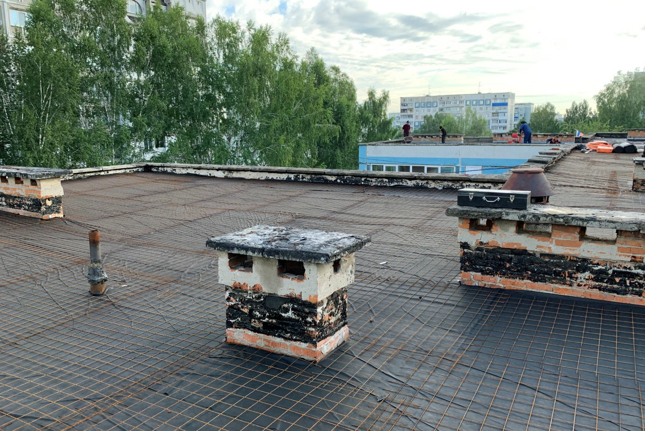 Армированная стяжка на крыше здания